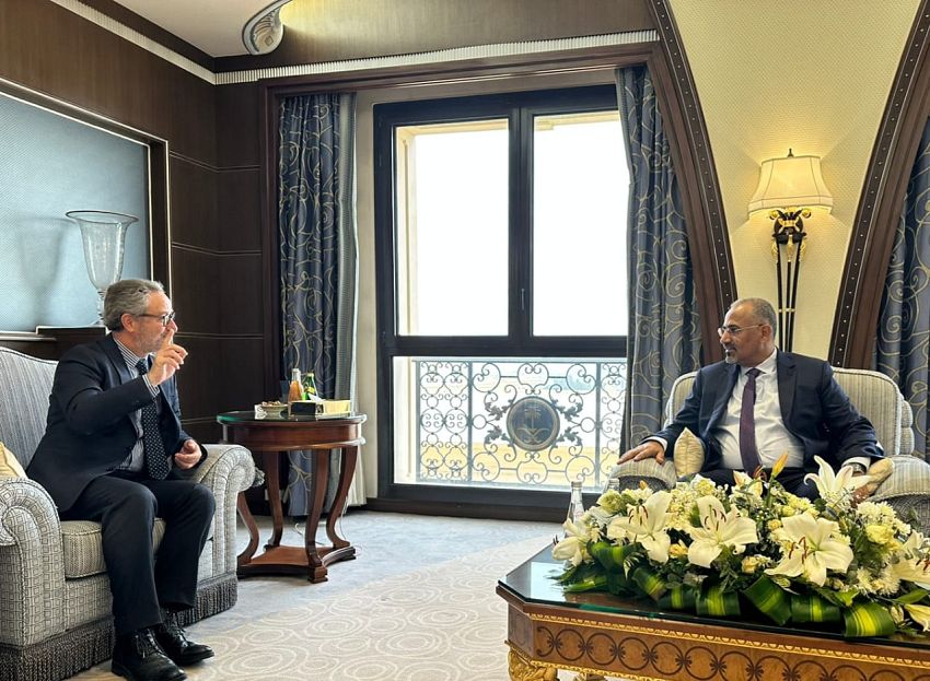 الزُبيدي يدعو الرياض وأبو ظبي لتسريع إطلاق المنحة المالية