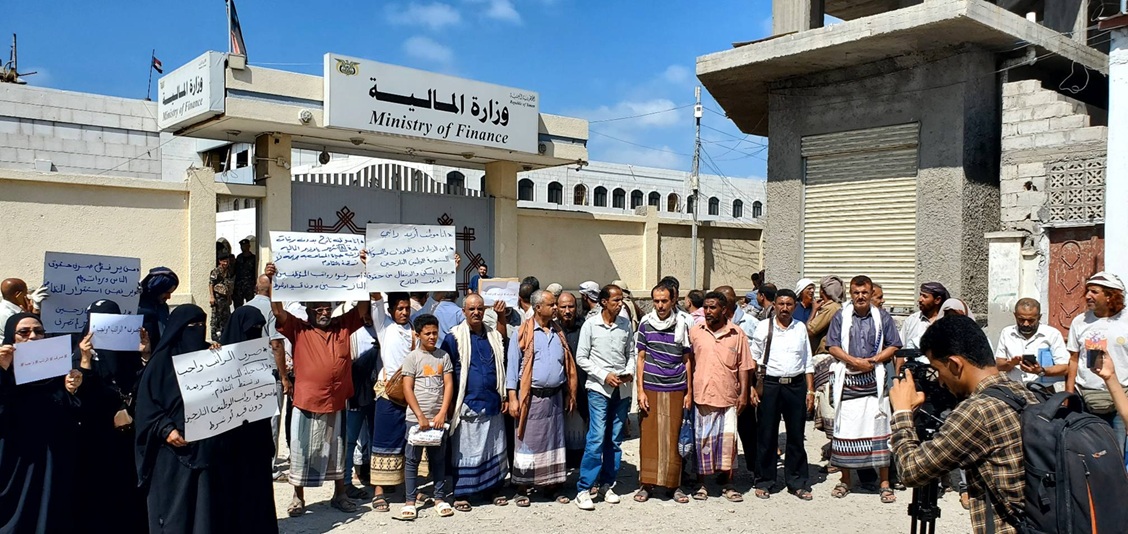 وزارة المالية في عدن: لا نستطيع صرف مرتبات الموظفين النازحين للأشهر الستة الماضية وهذا السبب!