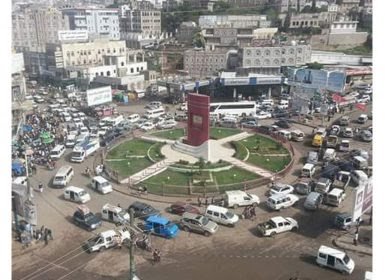 حوثيون يعتدون على طفل أمام والدته ويطلقون النار على منزلهم في إب
