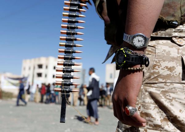 محتجون يقطعون احد شوارع صنعاء رفضا لسياسة المليشيا والأخيرة تقمعهم بالرصاص