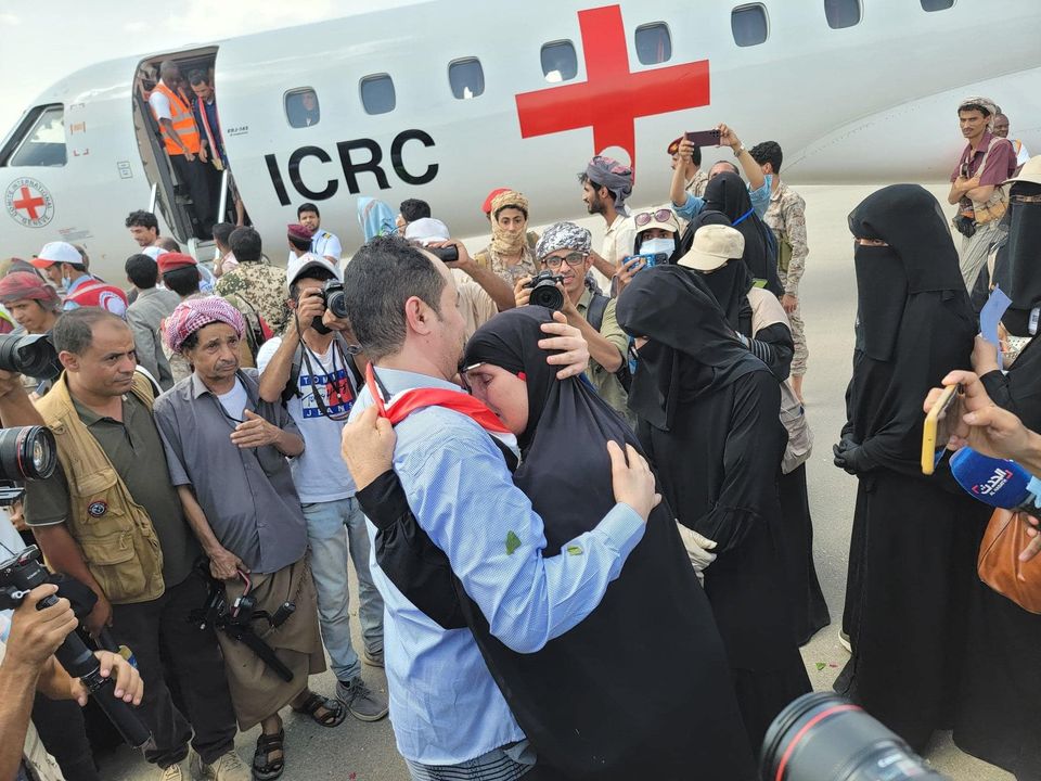 الصليب الأحمر: انتهاء عمليات متبادلة للإفراج عن 900 معتقل وأسير في اليمن