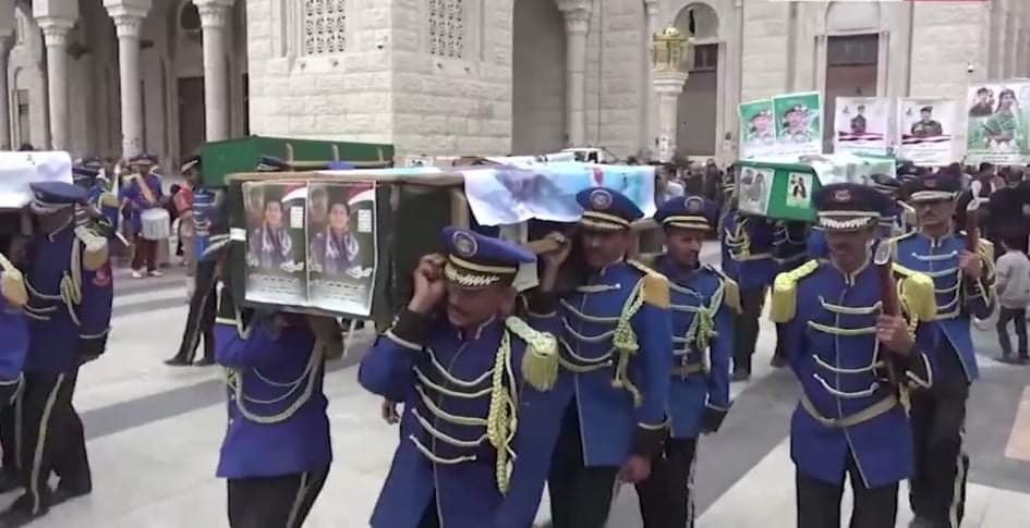 الحوثيين يشيعون عشرات القتلى معظمهم ضباط في حصيلة هي الأدمى منذ أول أيام عيد الفطر