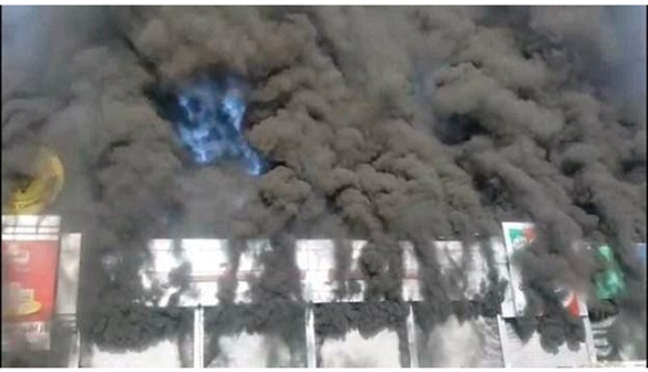 بيان جديد بشأن حريق هائل في مركز تجاري جنوب بصنعاء 