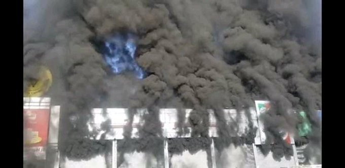 حريق هائل يلتهم مركزا تجاريا في صنعاء " فيديو"