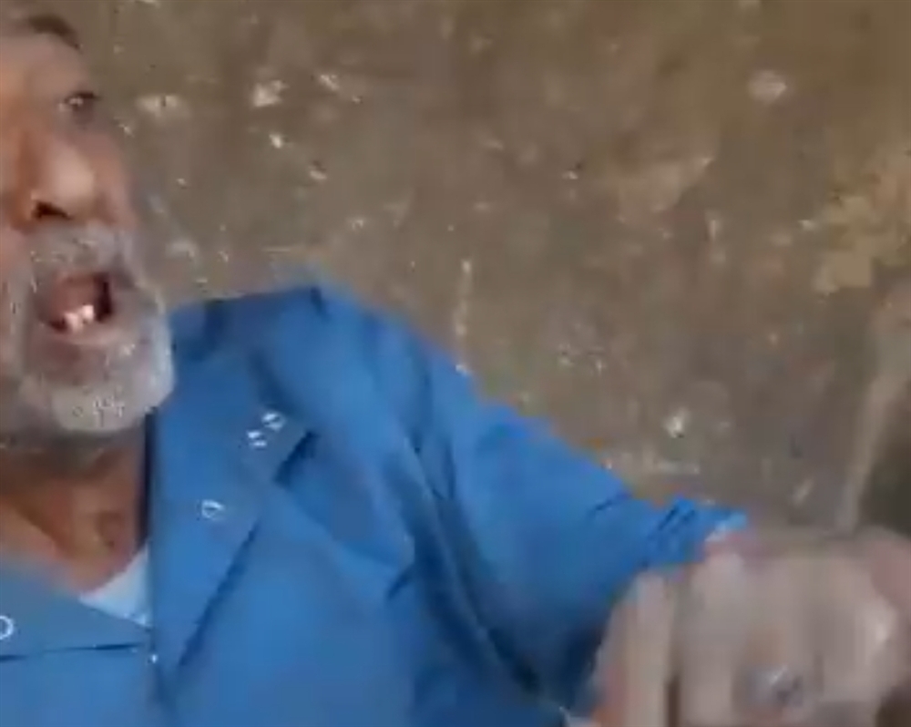 شاهد بالفيديو.. مسلحون حوثيون يعتدون على مسن