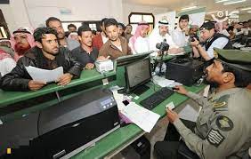 نائب برلماني يمني: نثق في تدخل سعودي لوقف عملية تسريح المغتربين