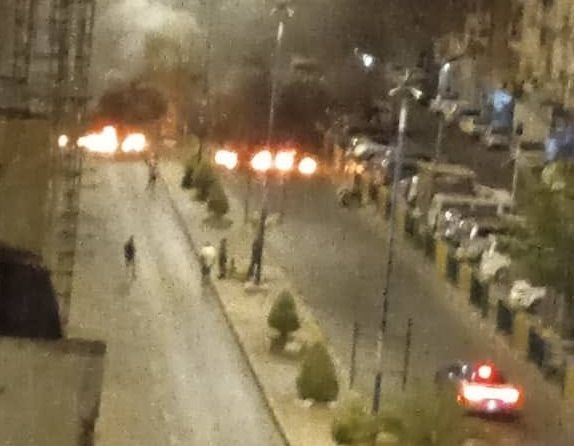 محتجون غاضبون يغلقون طريق رئيس في عدن ومصادر تكشف عن مطالبهم