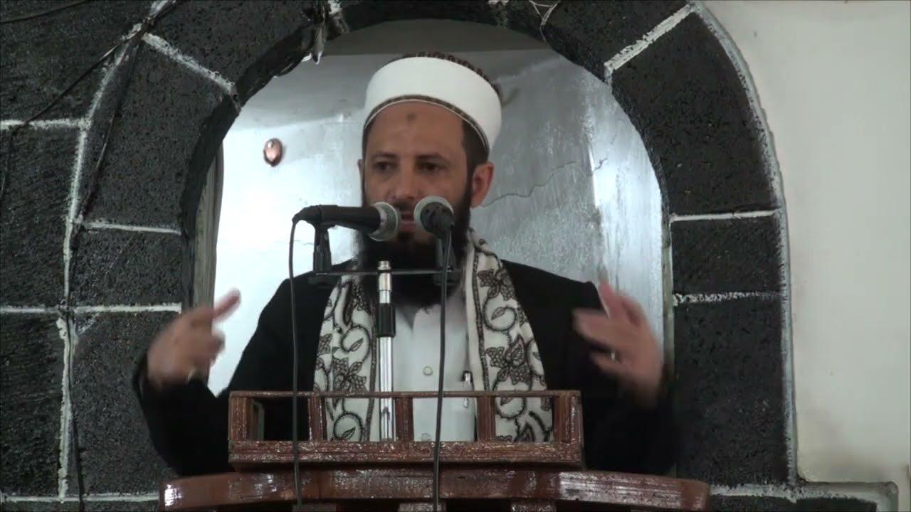 أنزل قبل ما يقرح رأسك.. المليشيا تقتحم مسجدا وسط إب وتهدد الخطيب بالقتل أمام المصلين