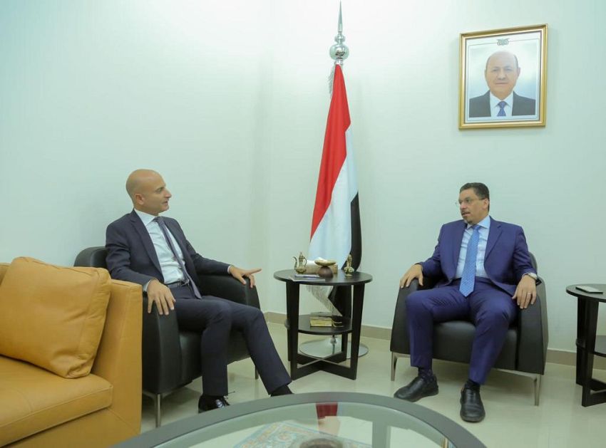 الحكومة اليمنية تدعو لمقاربة دولية واقعية في التعامل مع الخوو  ثيين
