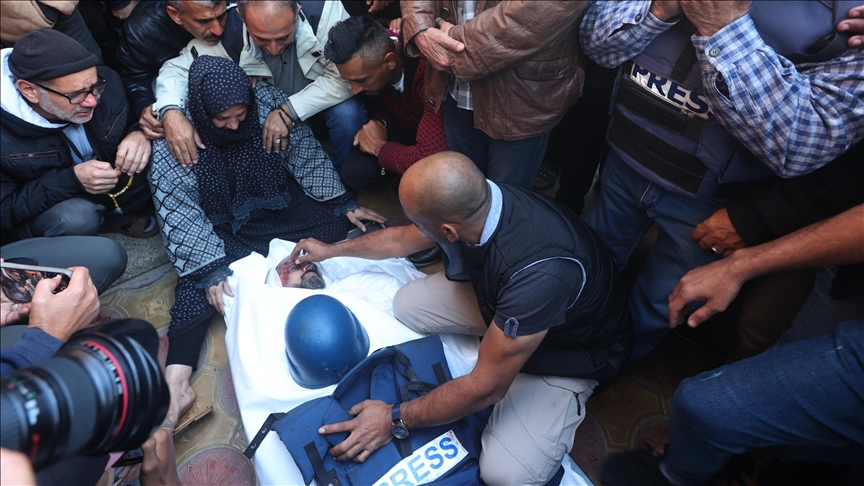تشييع جثمان صحفي استشهد بقصف إسرائيلي جنوبي قطاع غزة