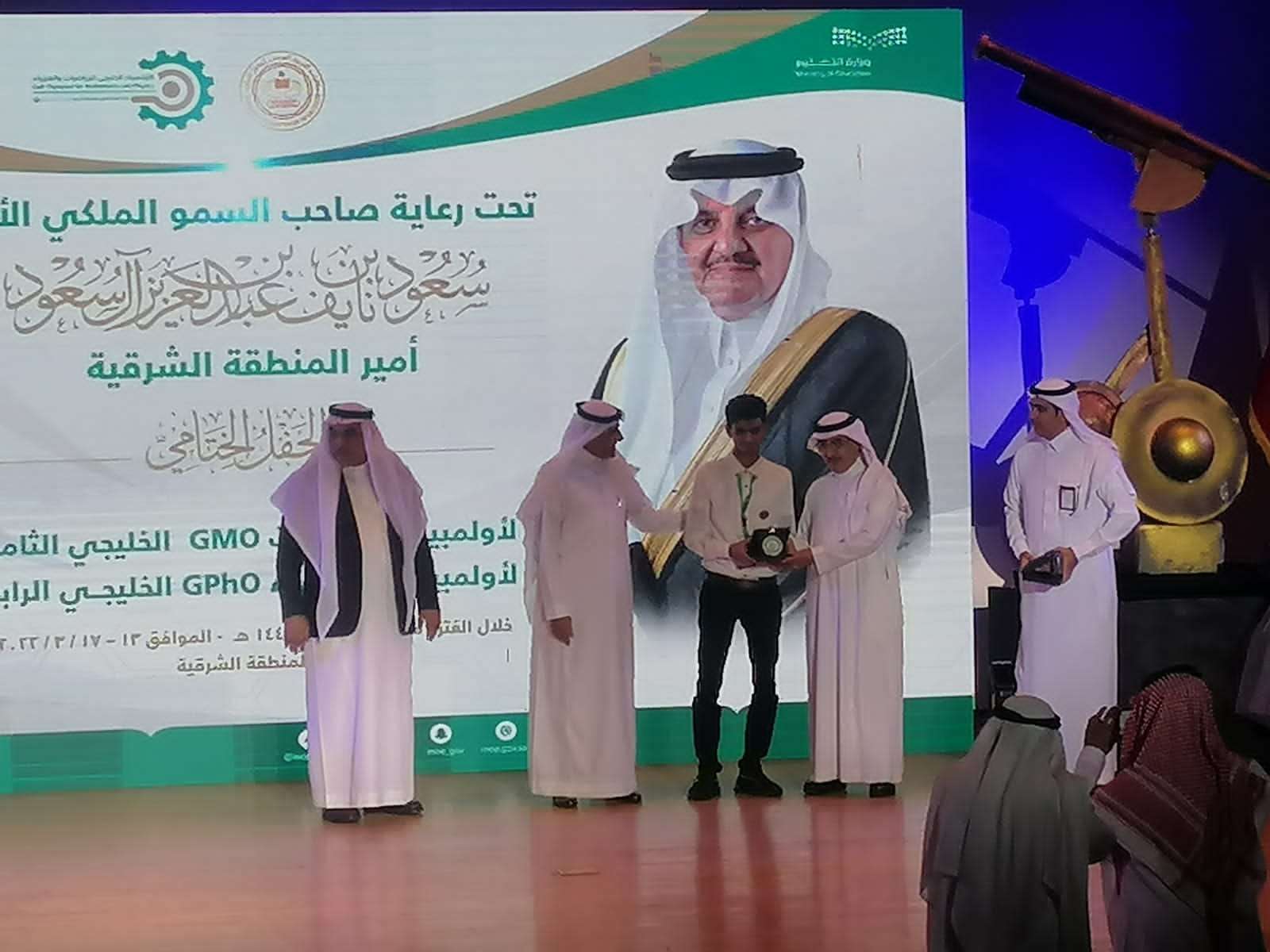 طالب يمني يفوز بالمركز الأول في مسابقة أذكى أذكياء العرب