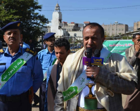 شاهد بالفيديو.. وكيل محافظة حوثي يعتدي على عامل بمحطة مياه