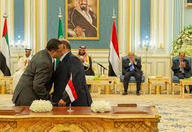 مسؤول محلي في عدن يتوعد الحكومة والانتقالي بـ(جمعة) حاسمة.. "دقت ساعة الصفر" نكون أو لا نكون 