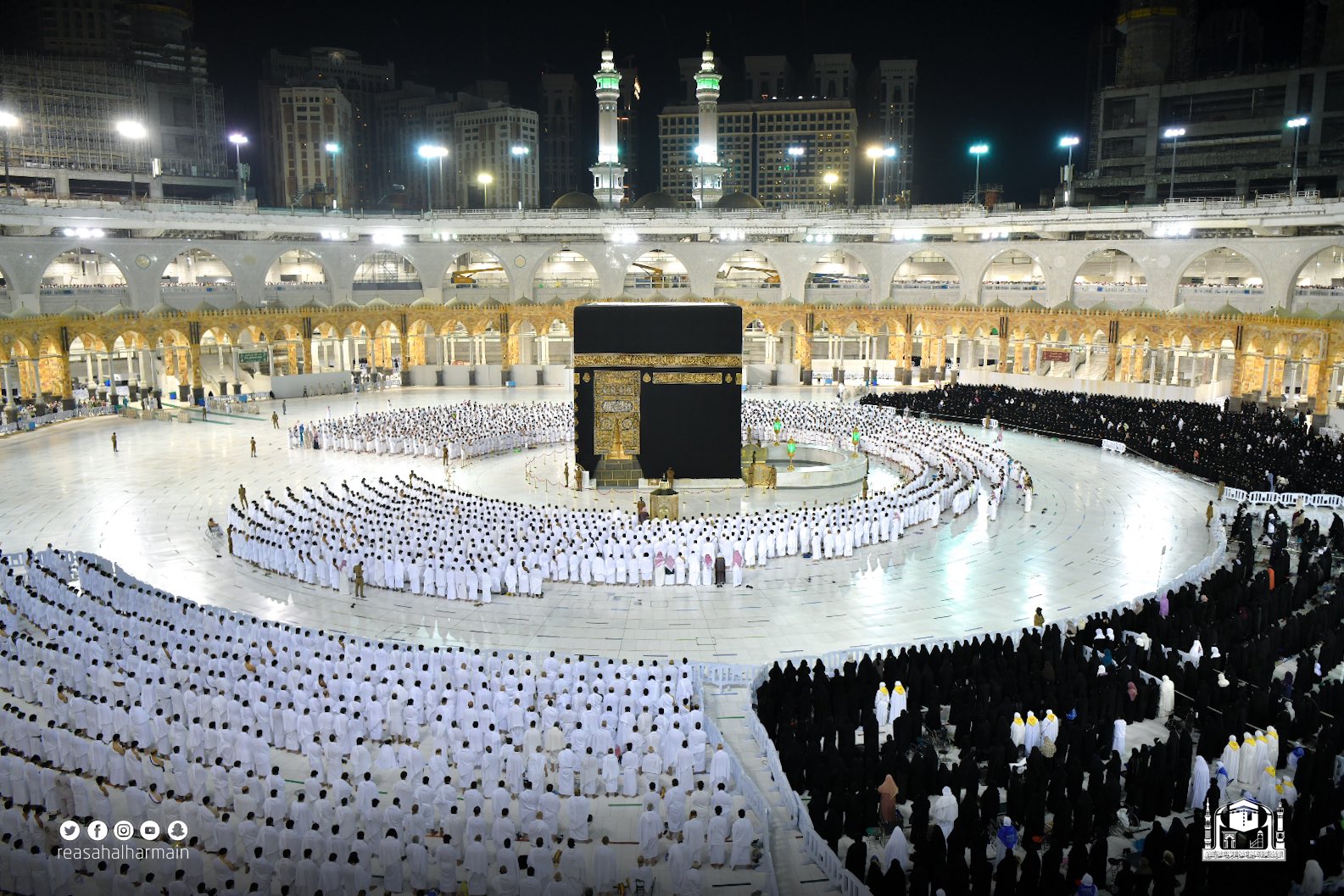 "استووا أقيموا صفوفكم وتراصوا".. شاهد لقطات مبهجة من أول صلاة بالحرم المكي بعد إلغاء التباعد