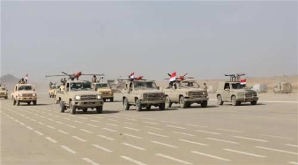 الجيش يتوعد بالضرب بيد من حديد ضد العصابات التي تستهدف المسافرين في الخط الدولي بين مأرب وحضرموت
