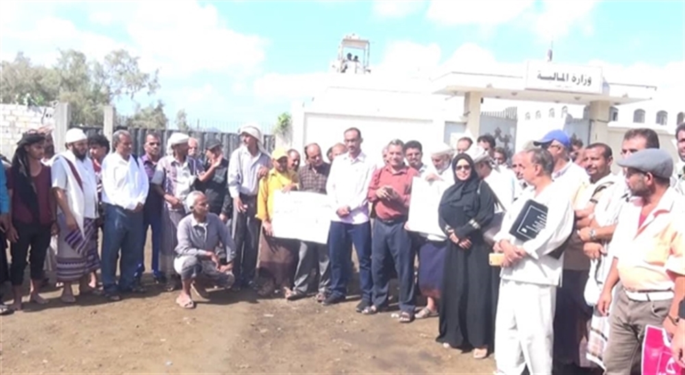 بعد تعنت وزير الخدمة ورفضه أوامر رئيس الوزراء... الموظفون النازحون يتجهون إلى "الرئاسي" لانتزاع رواتبهم المتوقفة