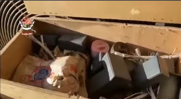  العمالقة تعثر على ألغام وعبوات حوثية داخل كراتين إغاثة أممية في حريب