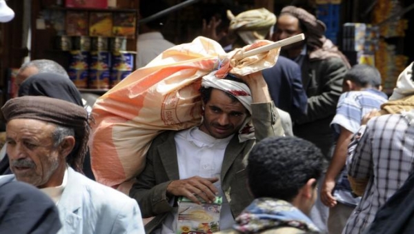 هل يؤثر التوتر في البحر الأحمر  بشكل مباشر على الواقع الاقتصادي في اليمن؟ خبير اقتصادي يجيب