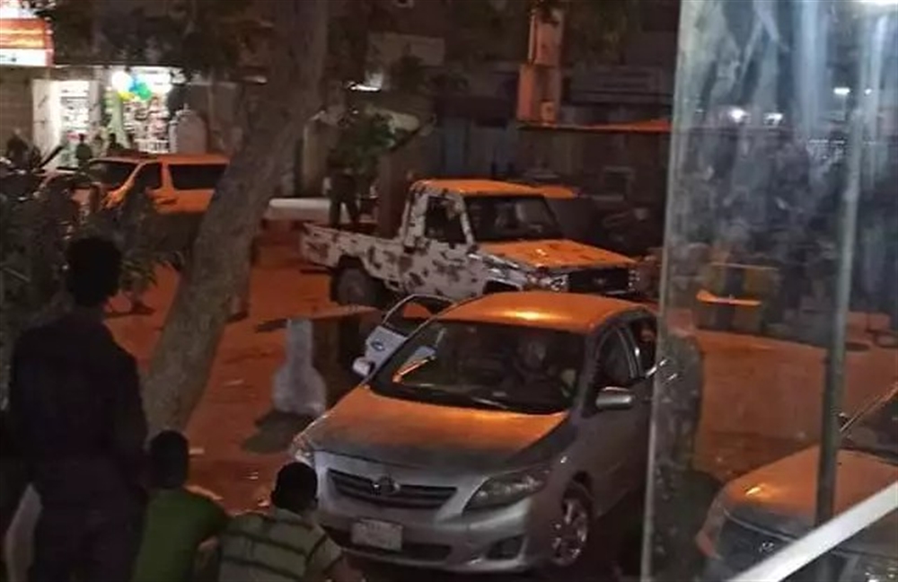 مصدر محلي : قوة أمنية تقتحم منزل مسئول طبي عسكري بعدن