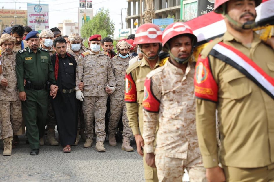 وزير الدفاع وقادة الجيش يشيعون جثمان العميد "الشدادي" في مأرب