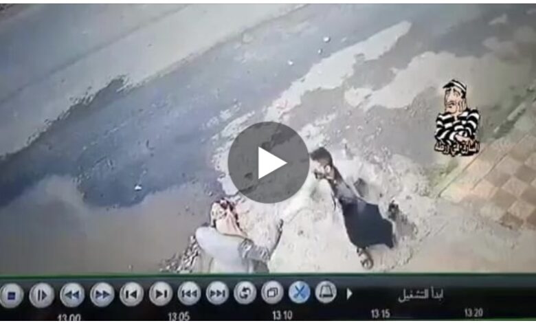 شاهد بالفيديو.. اسلوب جديد في سرقة الجوالات من المارة تنتهجها عصابة محترفه بصنعاء 