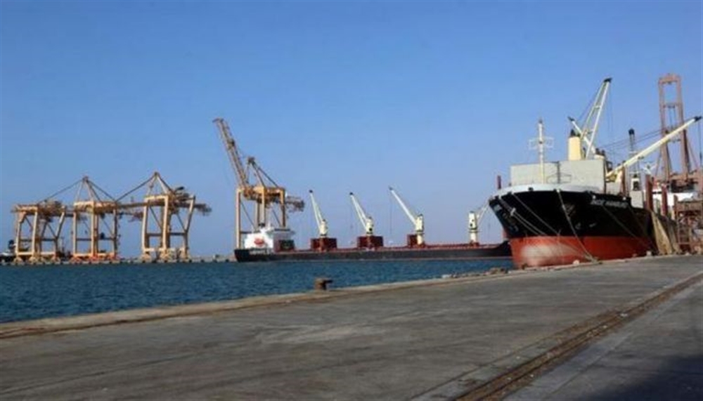 قيادي في المليشيا يؤكد رفع جماعته الضرائب على موانئ الحديدة بنسبة 140% 