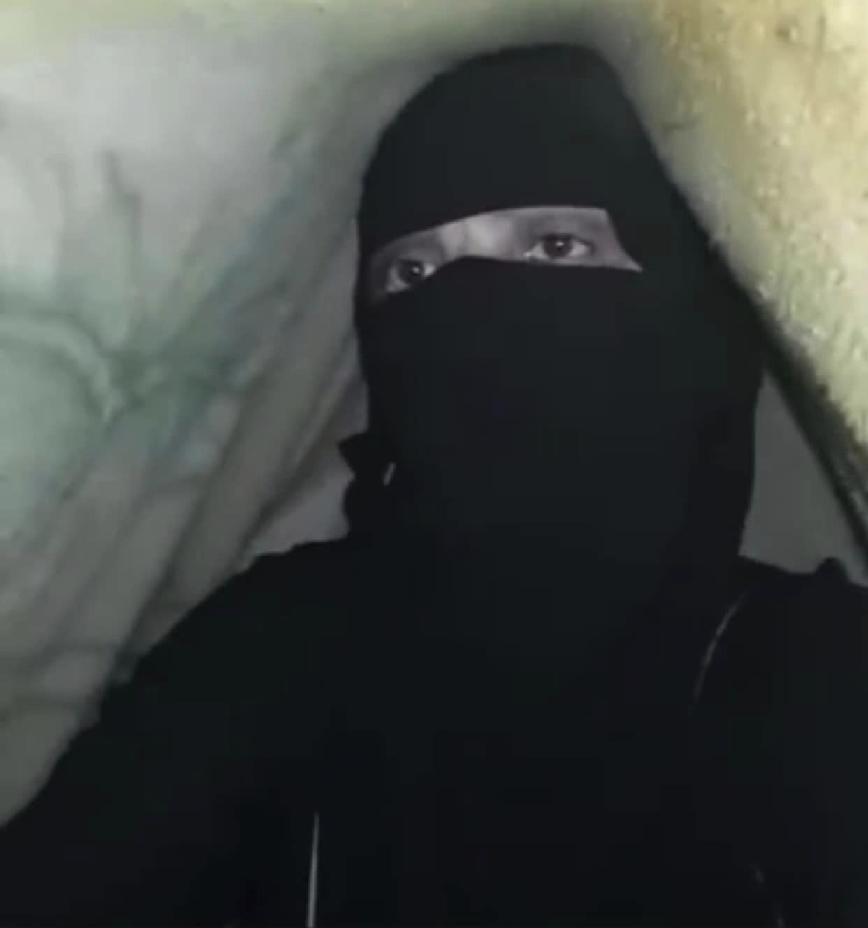 ظهرت وعليها آثار تعذيب.. امرأة يمنية تناشد لإنقاذها من قيود وسلاسل شقيقها