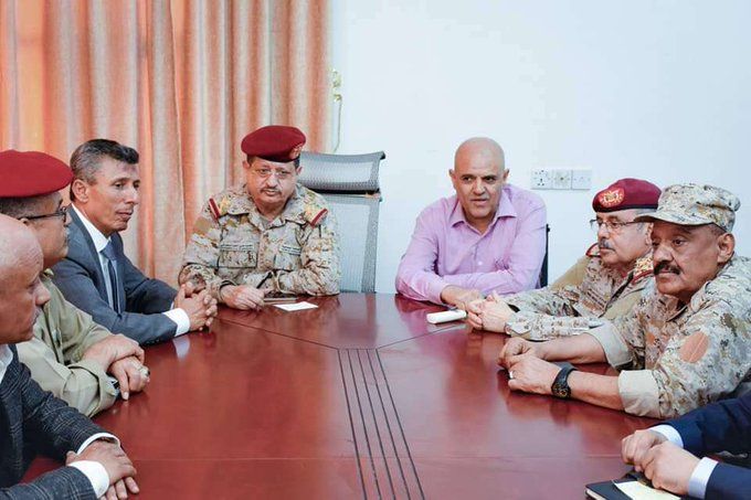 ظهور وزير الدفاع في سوق شعبي في تعز مرتديا بزة مدنية ( صورة)