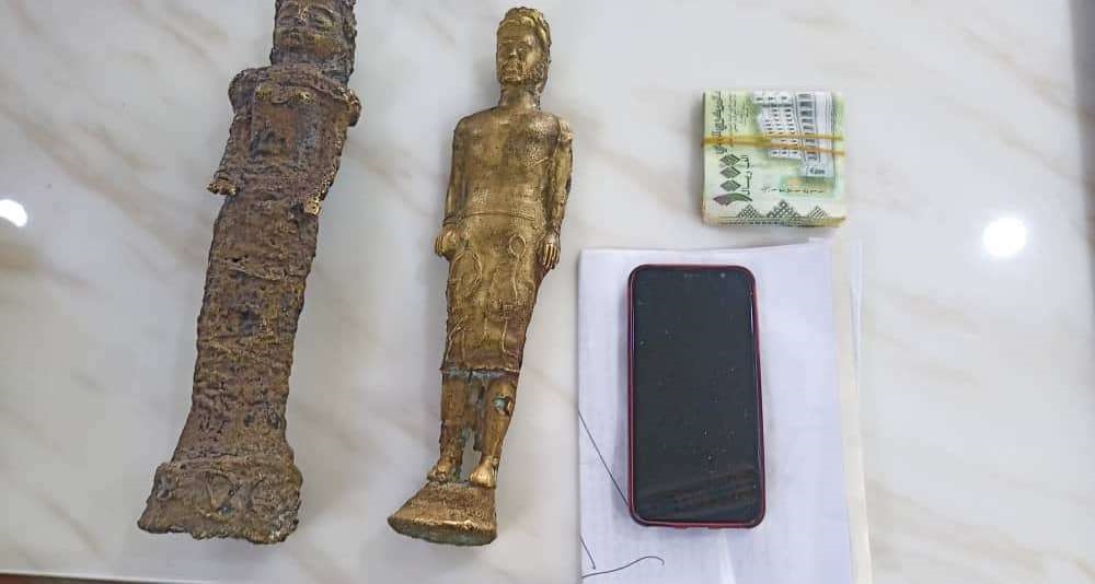 القبض على تاجر تماثيل من الذهب وقطع أثرية في حضرموت
