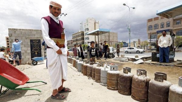 عصابة الخوثي تجني 7 ملايين دولار شهريا من احتكار بيع الغاز المنزلي