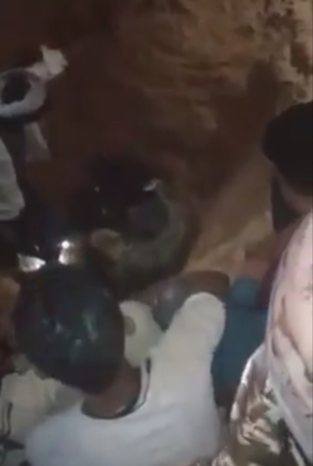 شاهد بالفيديو...يمنيون توفي صديقهم فدفنوه وبعد يومين أخبرهم شيخ أنه حي وعند فتح القبر كانت المفاجأة