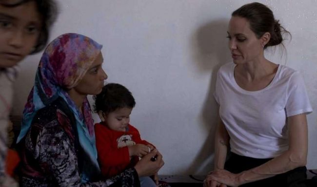  أسرة يمنية ترفض عرض انجلينا جولي تبني أفرادها وتقبل بمساعدة مالية قبل أن ينهبها عليهم مسؤول