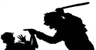 بالفيديو.. مشهد مؤلم لطفل في صنعاء يتعرض للضرب المبرح بوحشية مفرطة وهو يصيح ( ظهري اكتسر )