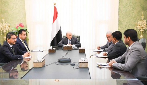 العليمي يوجه الحكومة بتأمين المخزون النفطي الإستراتيجي