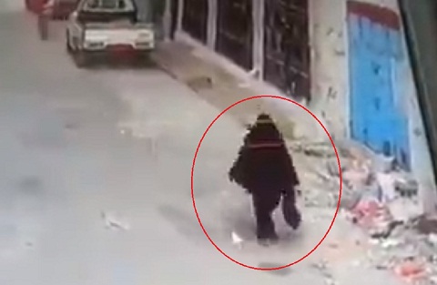 بالفيديو.. شابان يعتديان بالضرب على أمهما في العاصمة صنعاء