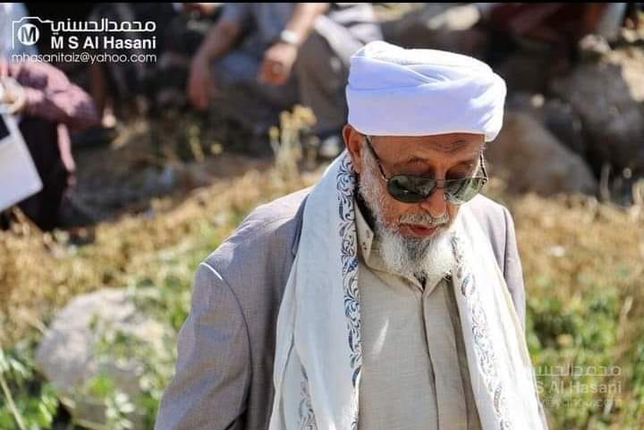 شاهد بالفيديو.. أبناء تعز يشيعون مفتي المدينة الشيخ عبدالرحمن قحطان إلى مثواه الأخير 
