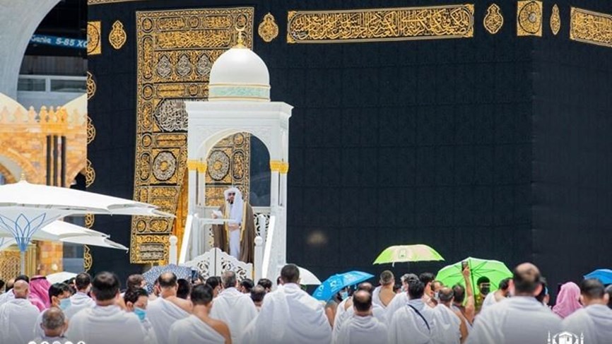 شاهد بالفيديو.. نجاة إمام الحرم المكي من محاولات اعتداء خلال خطبة الجمعة