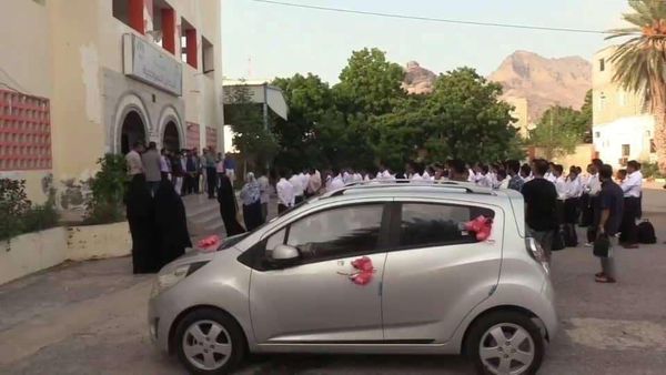 طلاب يهدون معلما سيارة في عدن 
