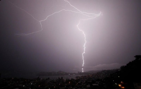 وفاة وإصابة 15 مواطناً جراء الصواعق الرعدية في محافظة يمنية واحدة
