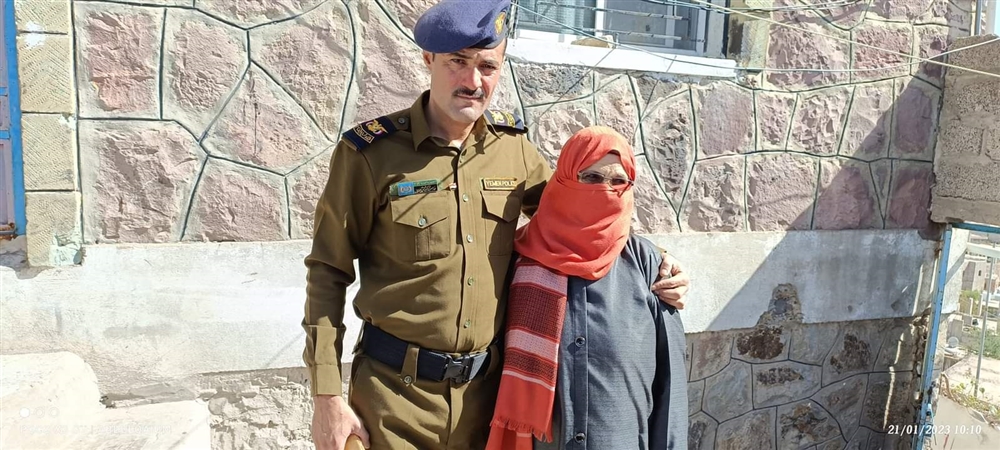  امرأة يمنية مسنة لا تجيد القراءة والكتابة تكمل حفظ القرآن الكريم 
