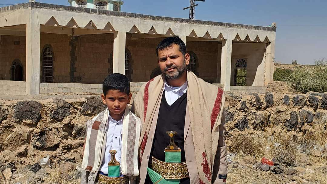 قيادي حوثي يقدم ولده هدية لزعيم جماعته 