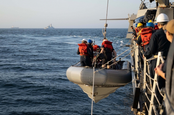 البحرية الأميركية تعلن وفاة جندييْن في سواحل اليمن.. ما القصة؟