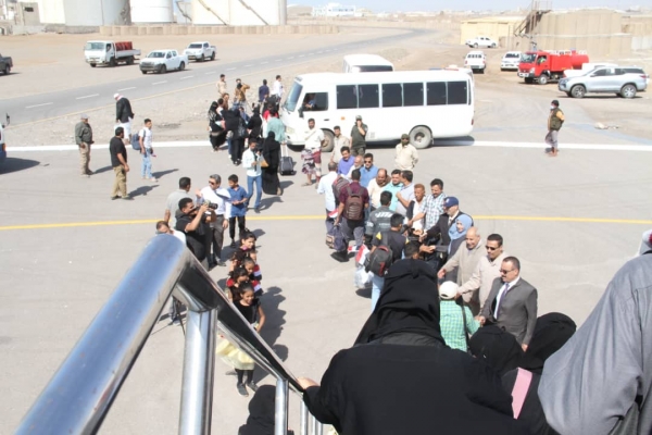 مليشيا إيران تمنع هبوط طائرة في مطار المخا على متنها عالقين يمنيين بالسودان 