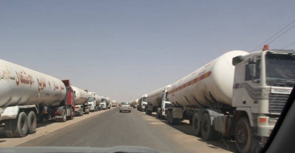 مليشيا إيران تحتجز عشرات الشاحنات في "منفذ نهم" بصنعاء