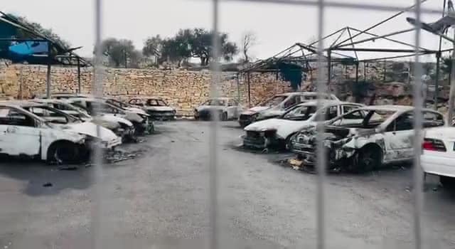 شاهد.. مستوطنون إسرائيليون يحرقون معرض سيارات في رام الله
