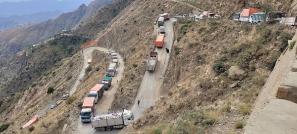 جهود وساطة تنجح في إعادة فتح طريق مغلق من 3 أيام بين تعز ولحج