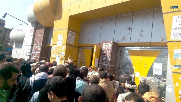 مصادر تكشف سبب توقف خدمات البريد المالية في اليمن 