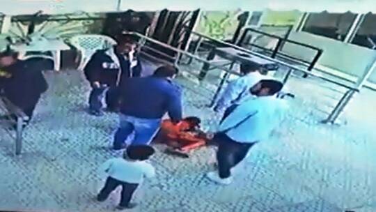 طرحه أرضا وداسه بقدميه..موظف أمن يعتدي بطريقة وحشية على طفل والكاميرا ترصد المشهد(فيديو)