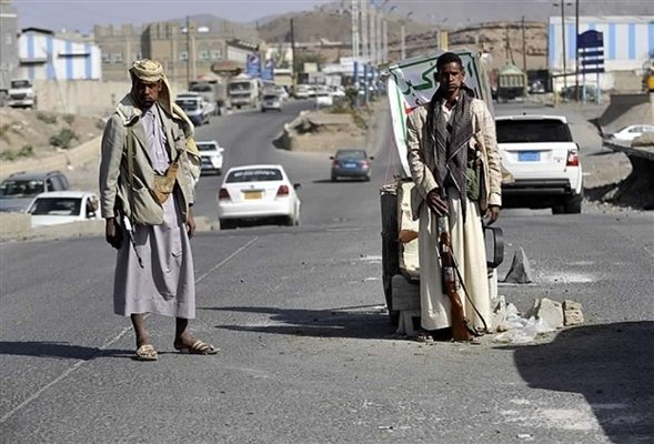 كما ورد: سقوط قتلى وجرحى واحراق اطقم عسكرية باندلاع اشتباكات عنيفة بين حوثيين من صعدة وآخرين من صنعاء والتوتر سيد الموقف
