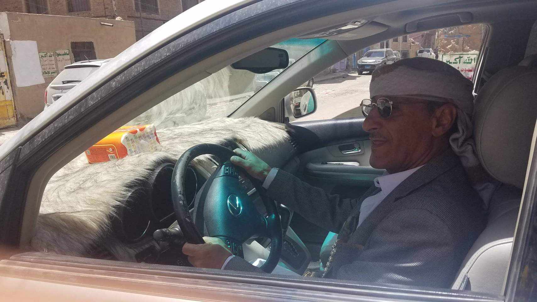 بعد 30 عاما.. شاهد طالب يمني يعود للقاء معلمه ويهديه سيارة فارهة والسبب صادم